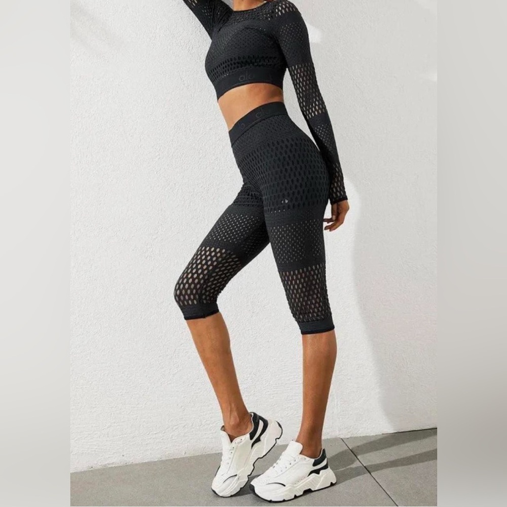 Alo Yoga Black Mesh Capri Leggings